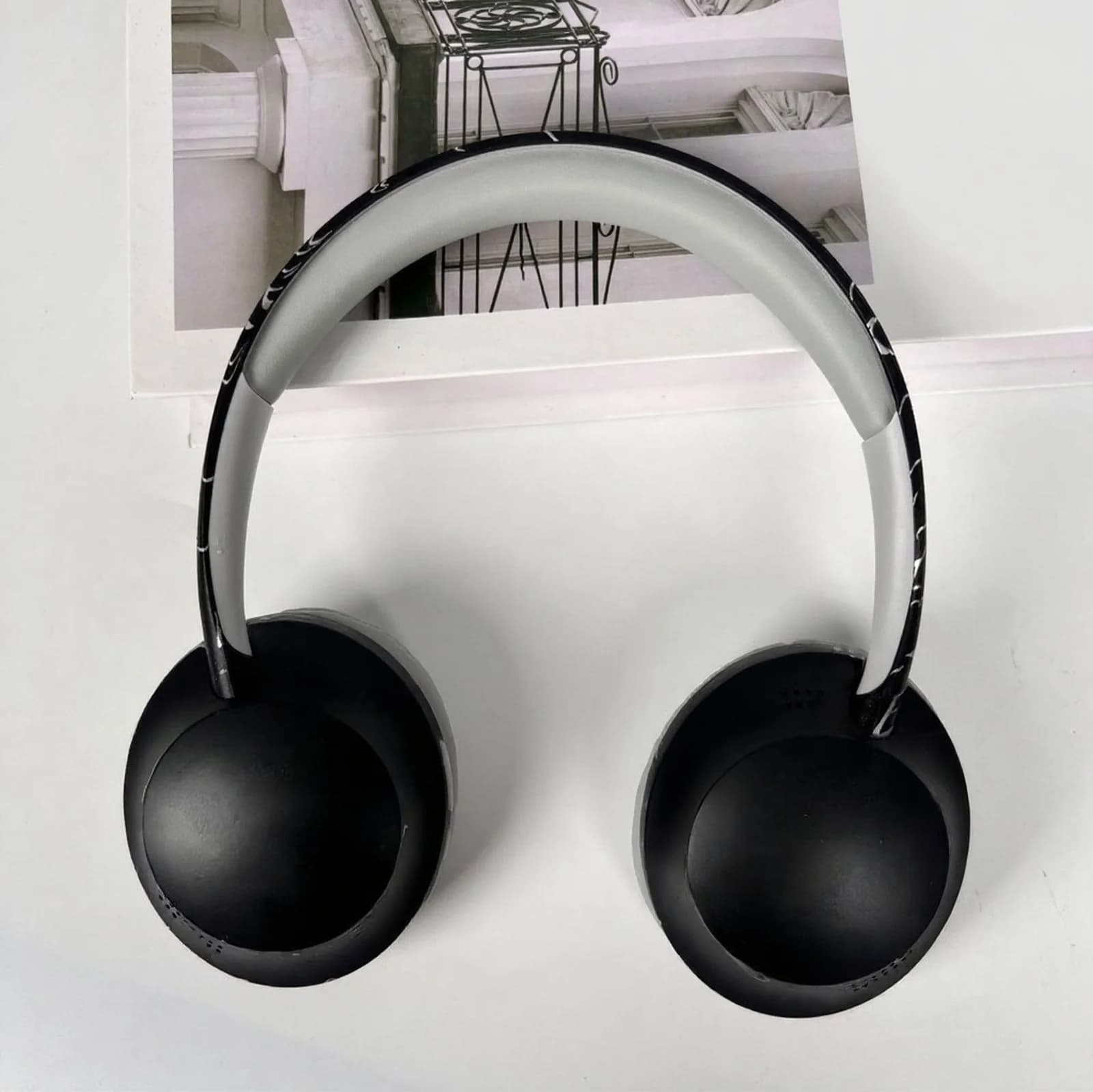 Trådløse on-ear hovedtelefoner med Bluetooth 5.4 og TF-kortslot