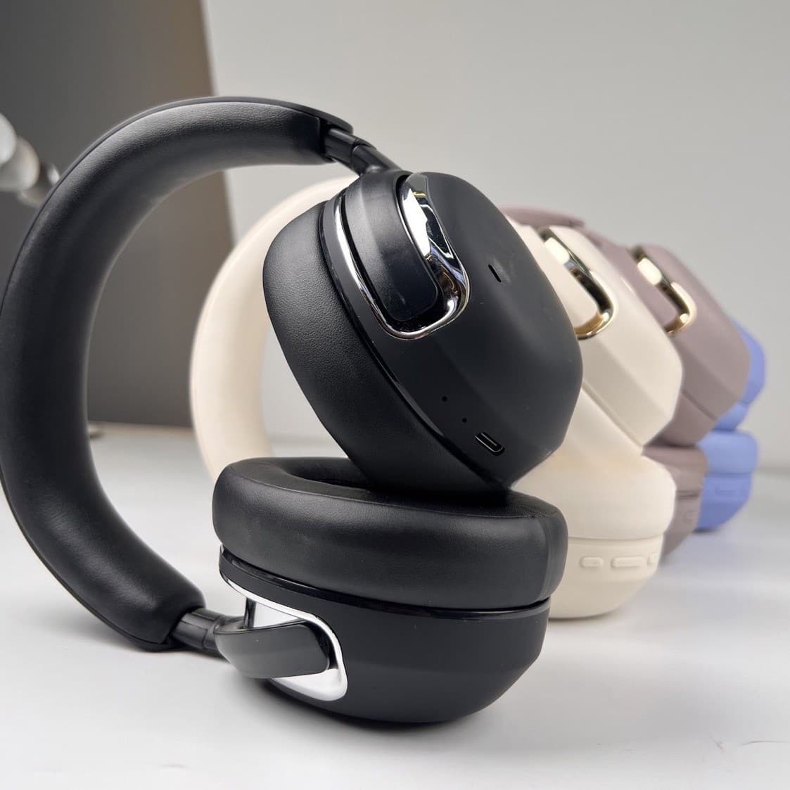 Aktive støjreducerende trådløse over-ear-hovedtelefoner med mikrofon